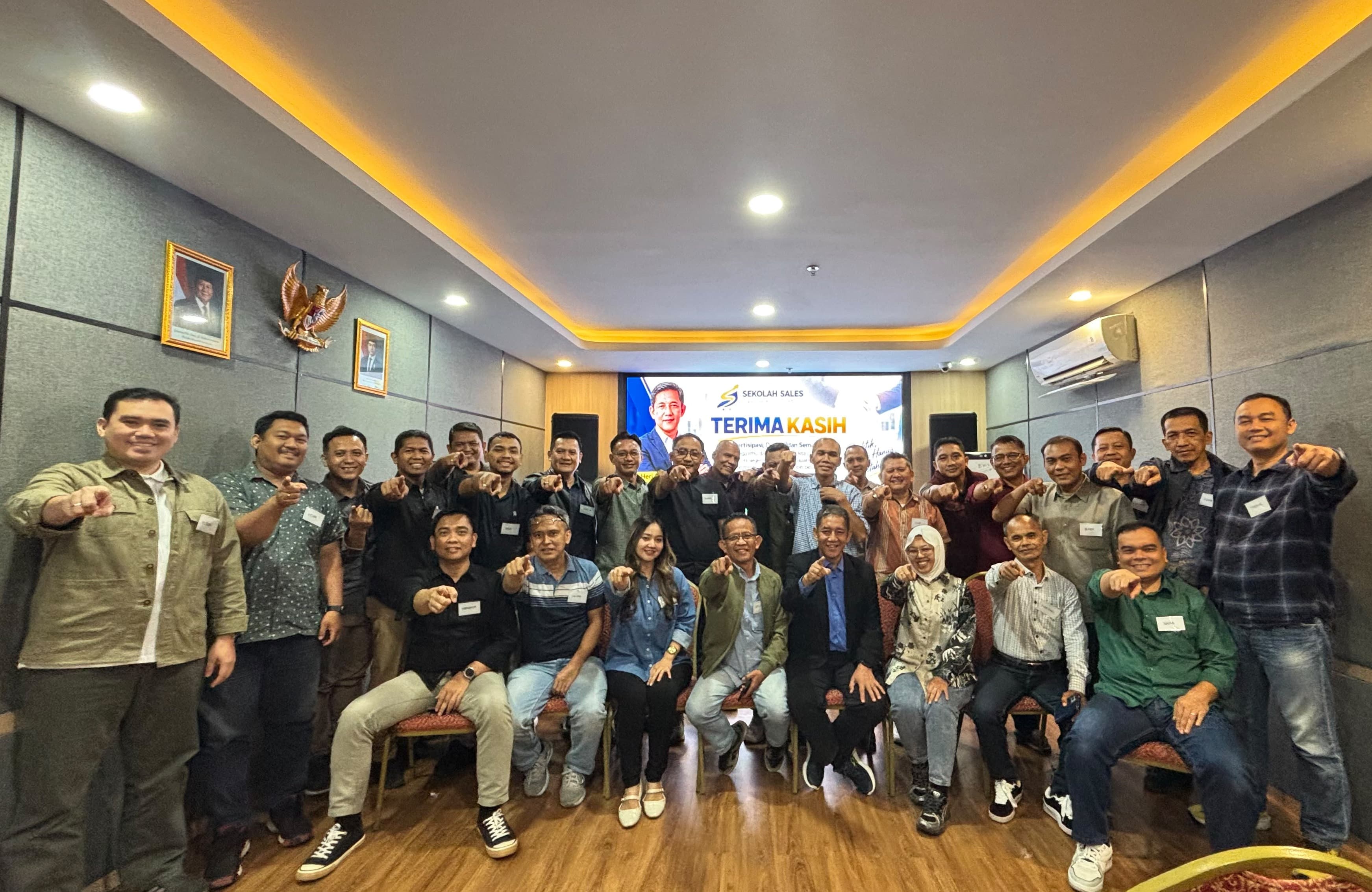 Peserta Refreshment mengikuti Sales Training PT Binayasa Karya Pratama di Learning Center BKP Jakarta - Layanan Hebat Luar Biasa
